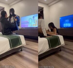 Bé học sinh cấp 3 đi làm thêm để trang trải tiền học