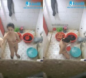 Đặt cam quay lén con em giặt đồ trong nhà tắm