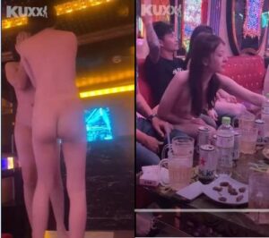 Thác loạn trong phòng karaoke trần truồng
